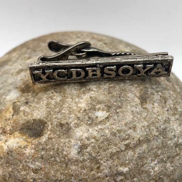 VINTAGE YCDBSOYA Tie Bar Clip Silver Tone with Rustic Background - Picture 3 of 7